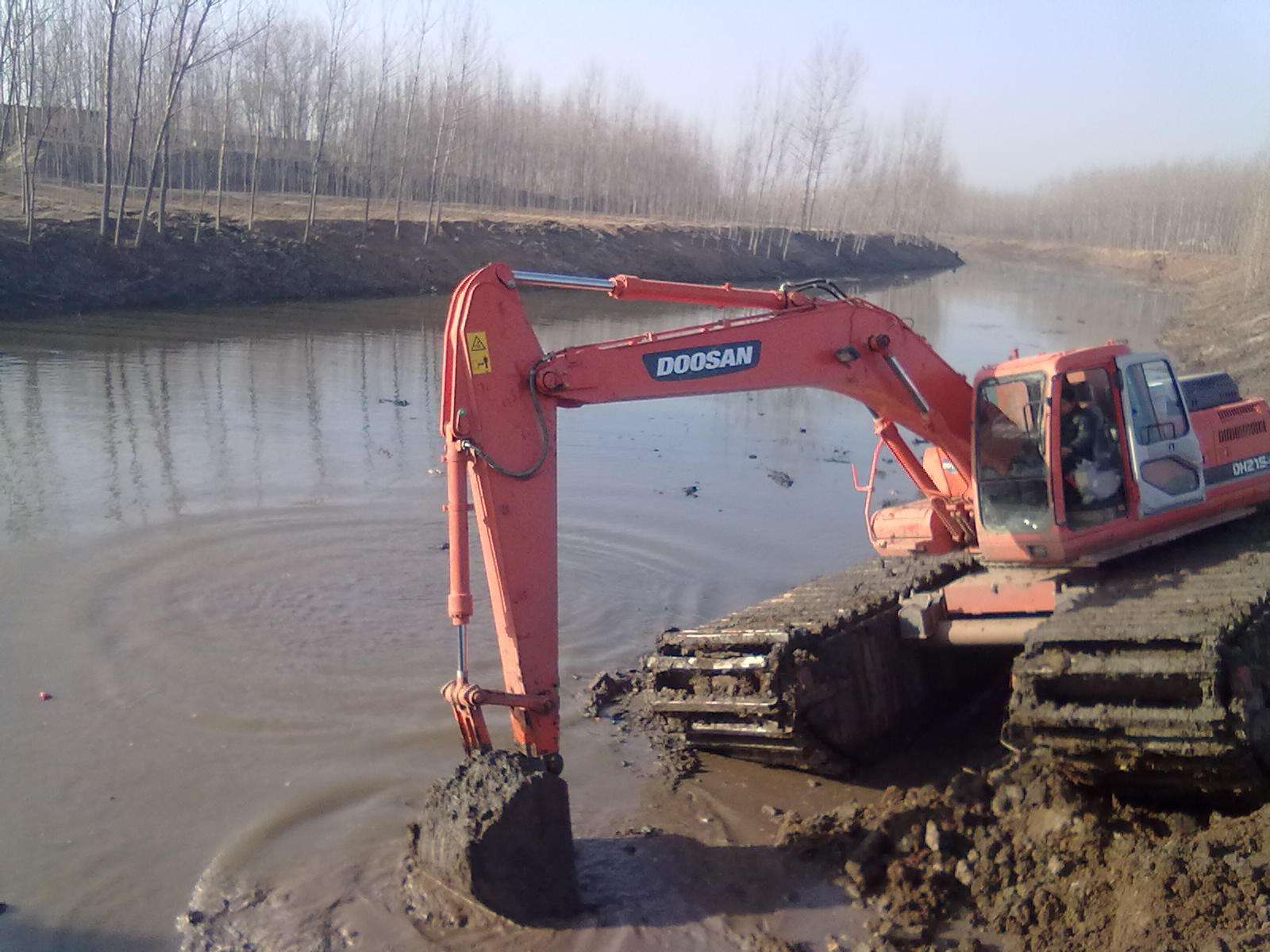 水上挖掘机租赁北京湿地水陆挖机租赁电话