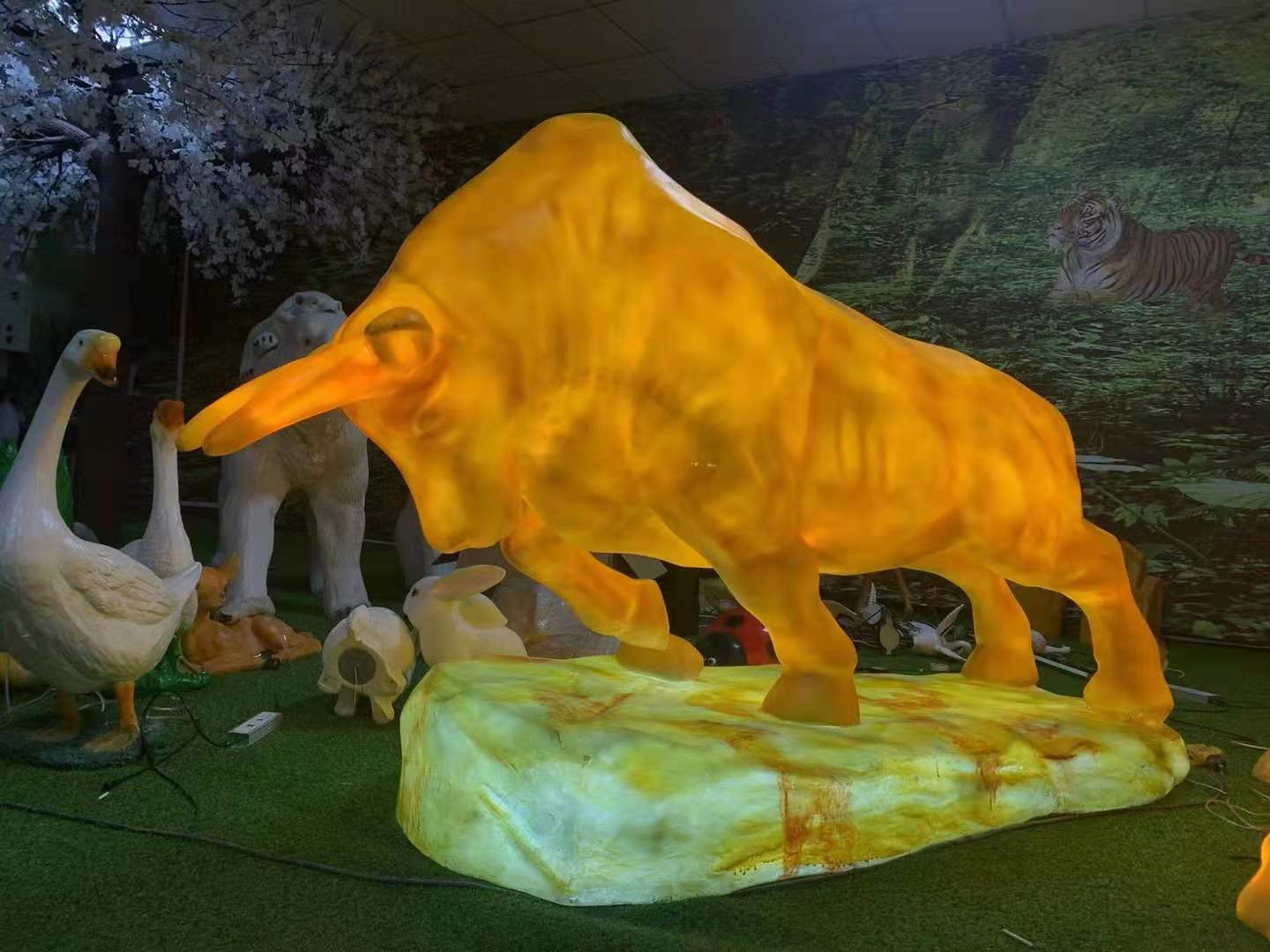 景观雕塑假树 昆明玻璃钢假山工艺品生产厂家