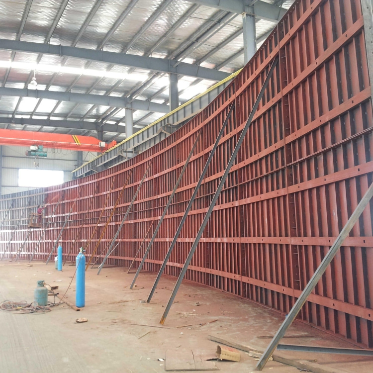 防撞墙钢模板需要先按照客户给出的尺寸或设计图纸进行面板定尺和裁剪