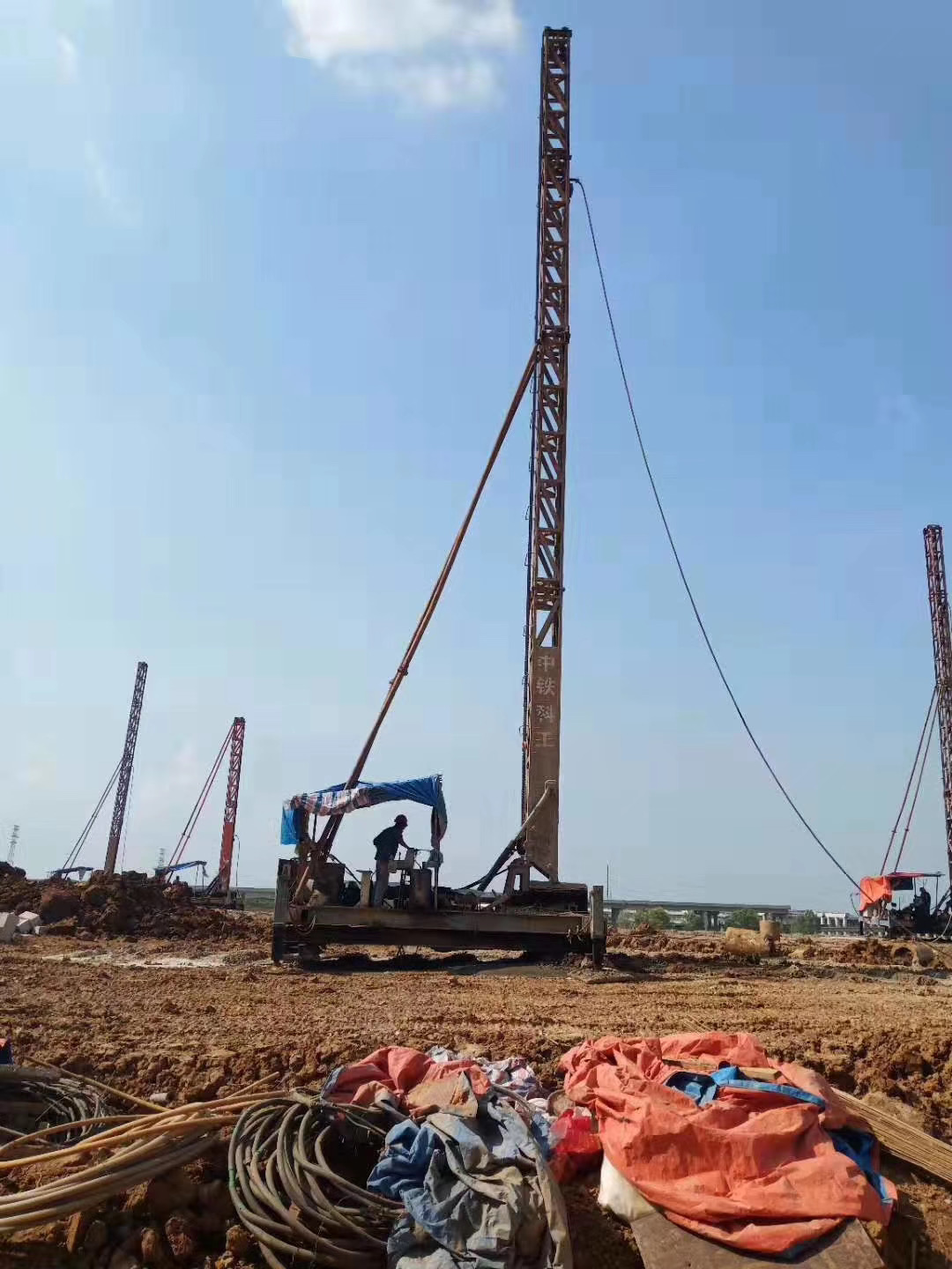 水泥搅拌桩是以水泥为主要固化剂,通过深层次的特别的搅拌机械,将浆液