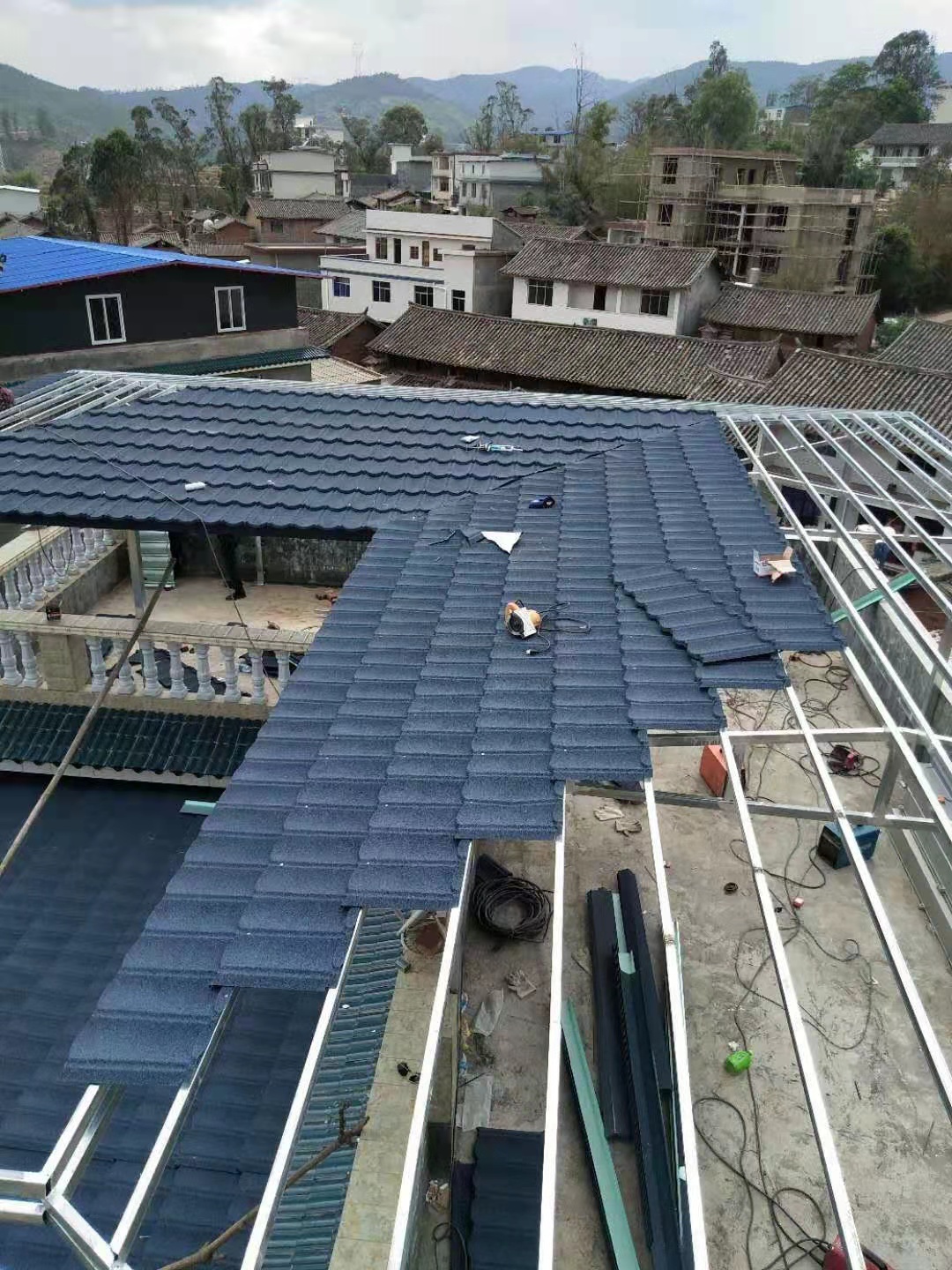 红色沥青瓦沈阳仿古彩石金属瓦宏卓瓦业