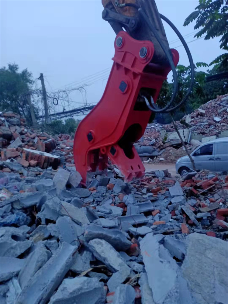 在对噪音,工期无限制的工程中一般会使用破碎锤进行拆除.