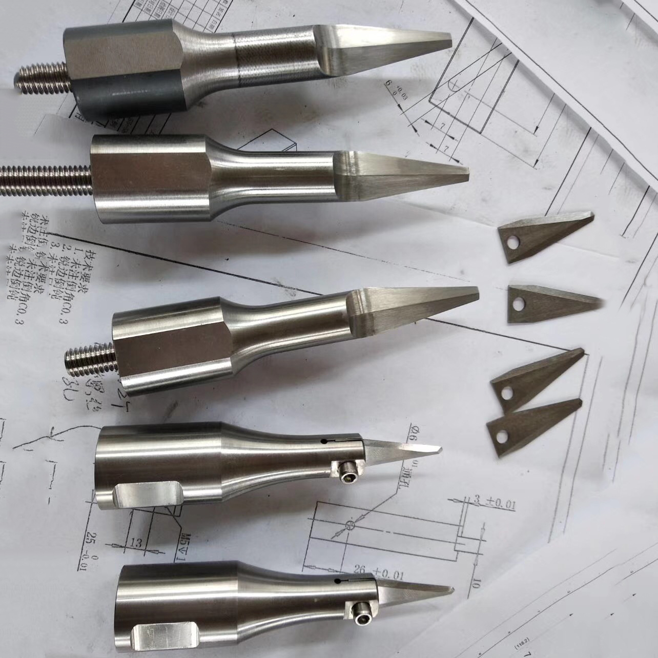 超声波切割刀的优点:1,超声波切割刀速度快,效率高,无污染,易应用于