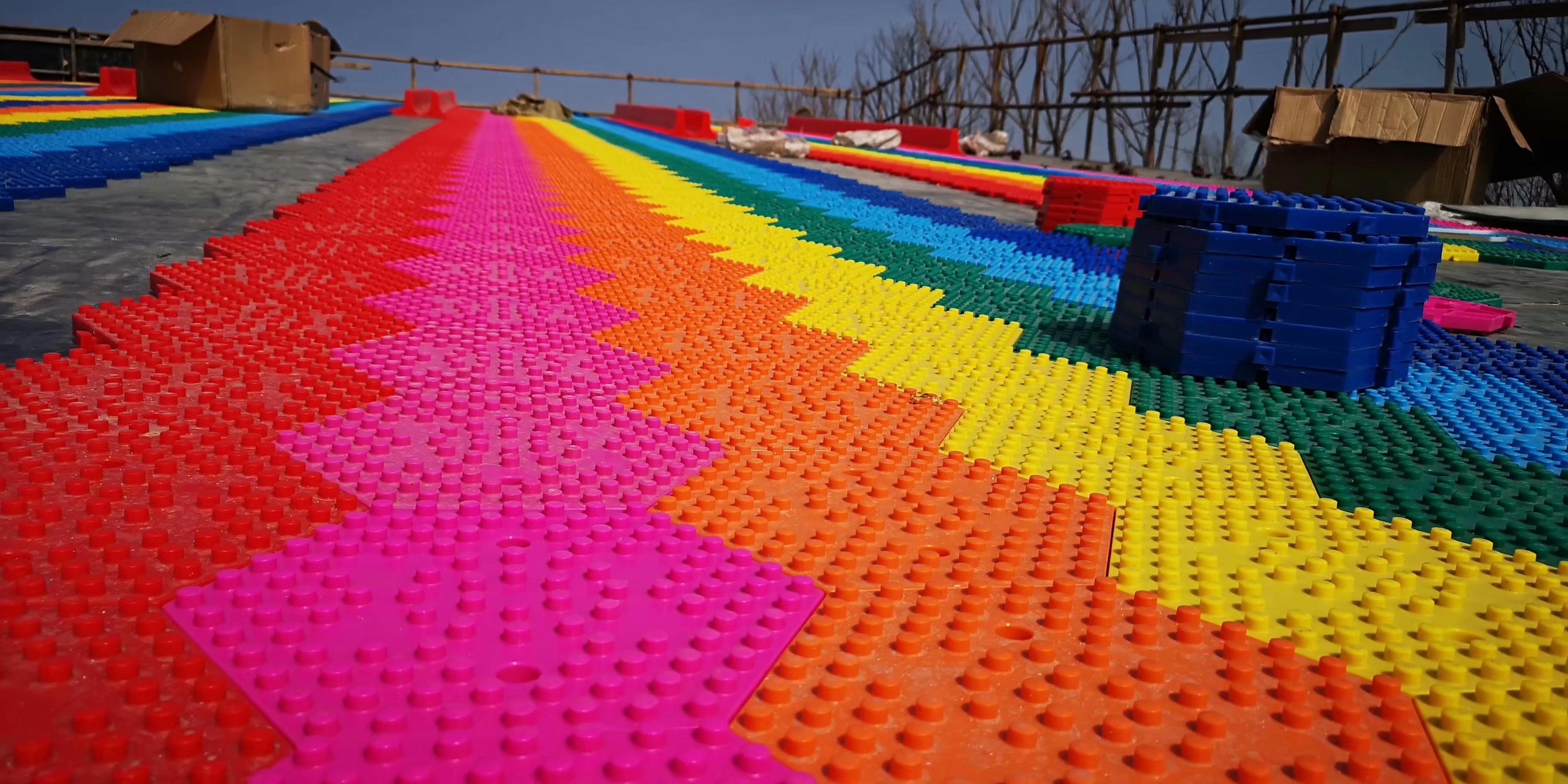 七彩滑道是通过旱雪产品得到的灵感研发的一款网红项目,七彩滑道外观