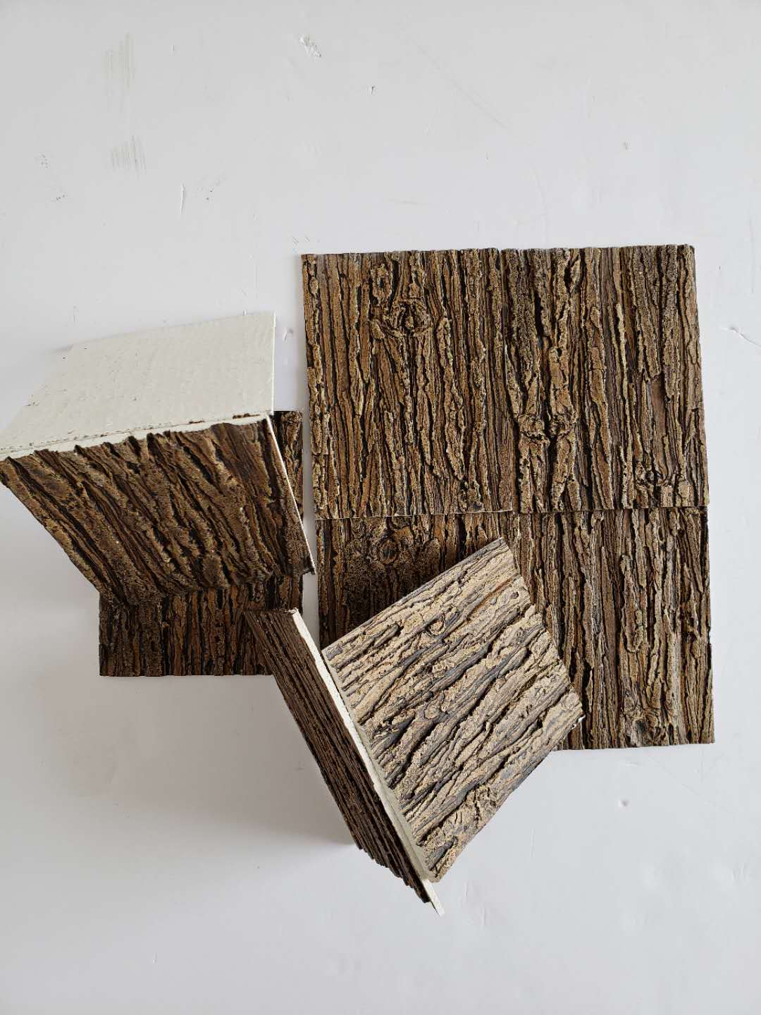 仿真树皮材质:仿真树皮采用水泥发泡工艺制作而成,他添加了防火材料