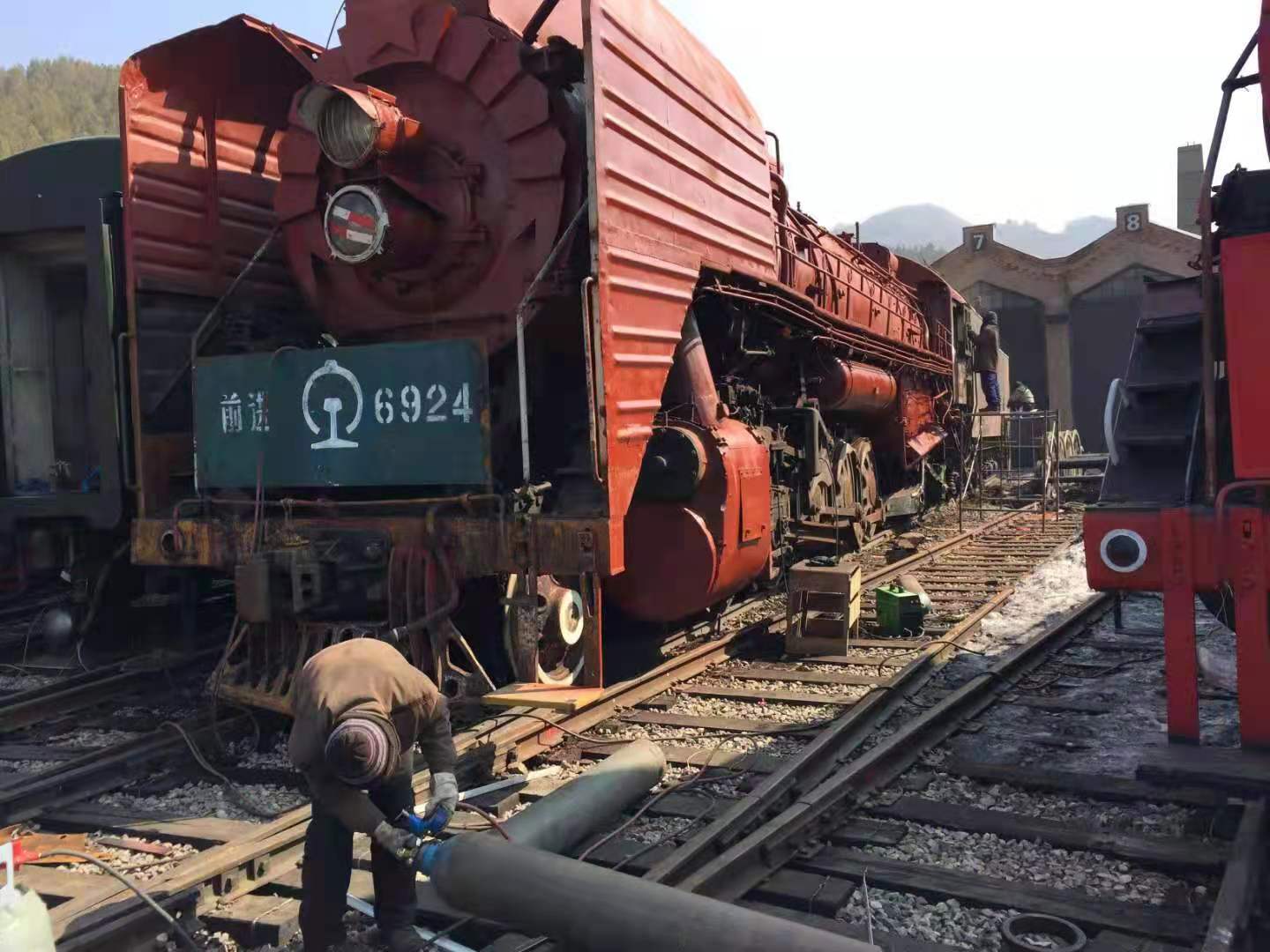 老式蒸汽火車頭回收 濟南迴收出售綠皮車鐵路守車價格