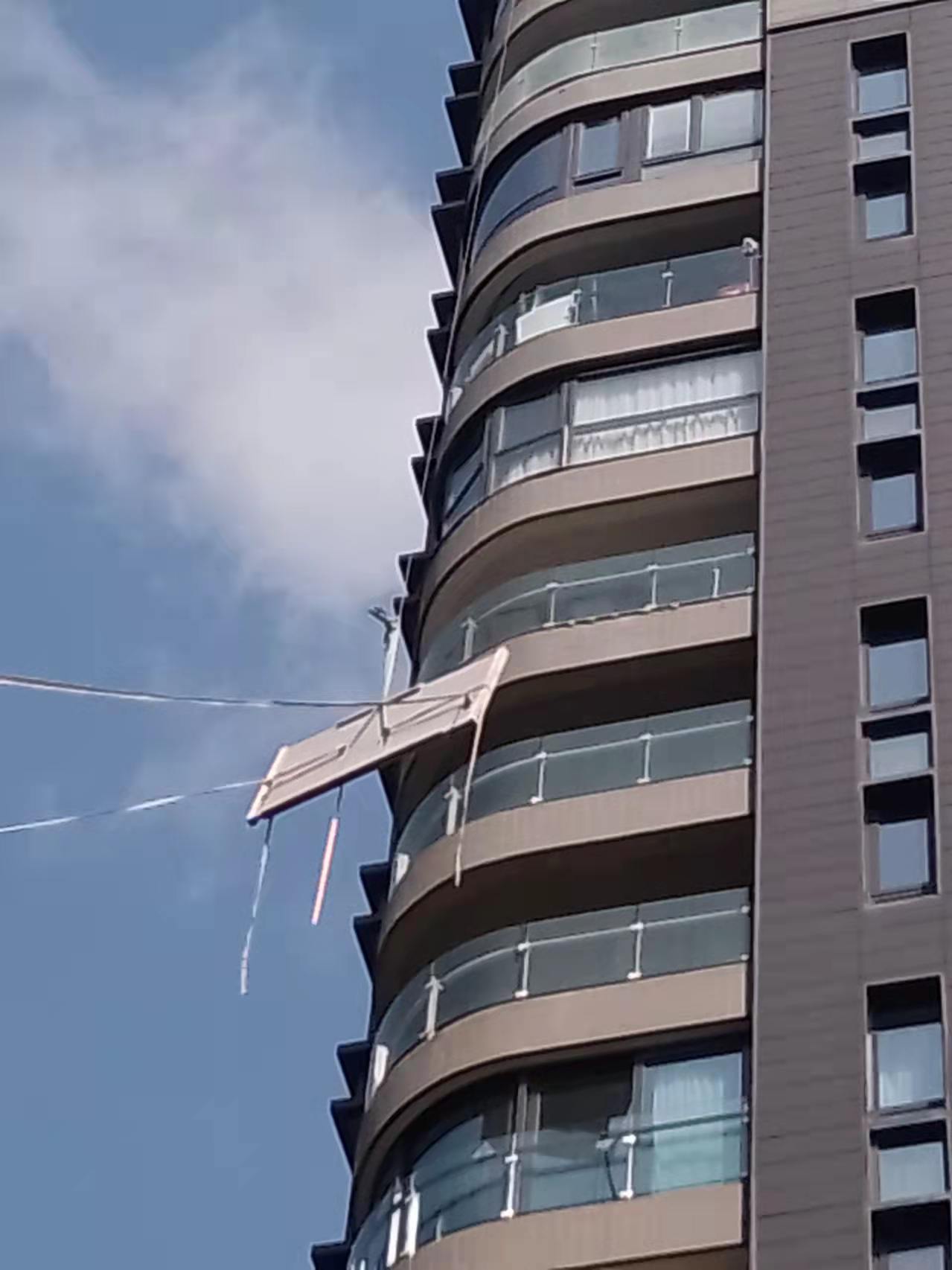 吊红木家具上楼 大鹏高空吊办公桌上楼全程保障