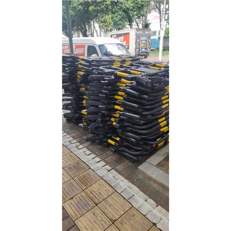 膠馬 深圳塑料鐵馬護(hù)欄尺寸