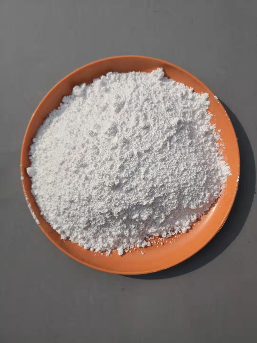 4,化妆品滑石粉,主要成分为硅酸镁矿物与氧化氢矿物,可用于化妆品