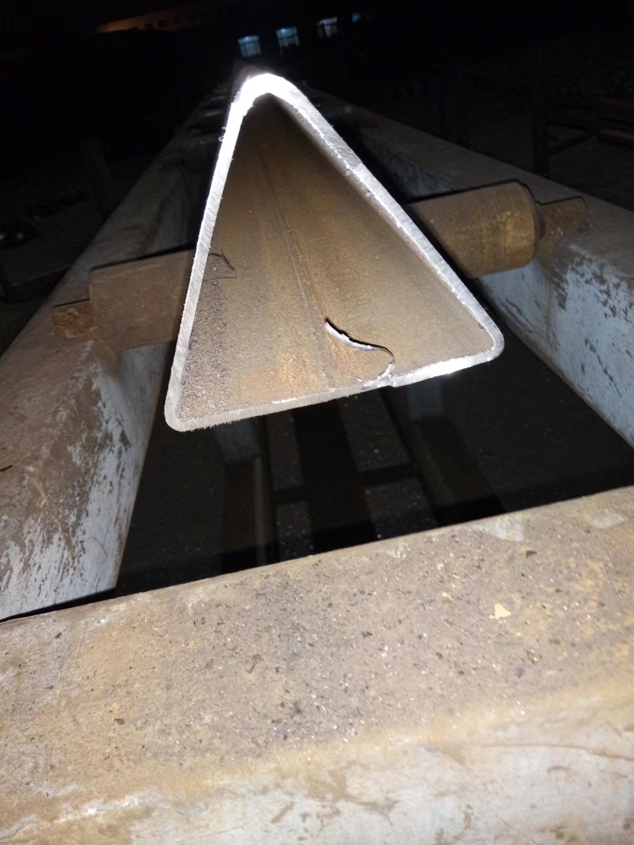 30*22*22不锈钢三角形钢管 轩泰钢材三角形焊管一支起订_搜了网