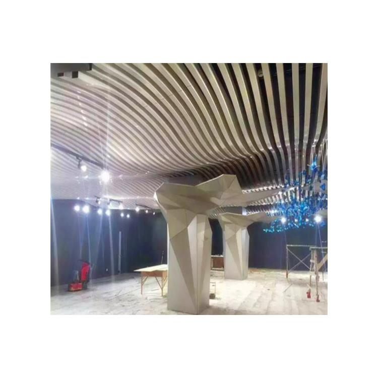 仿木纹铝方管 广东学校天花吊顶弧形波浪墙面装饰材料