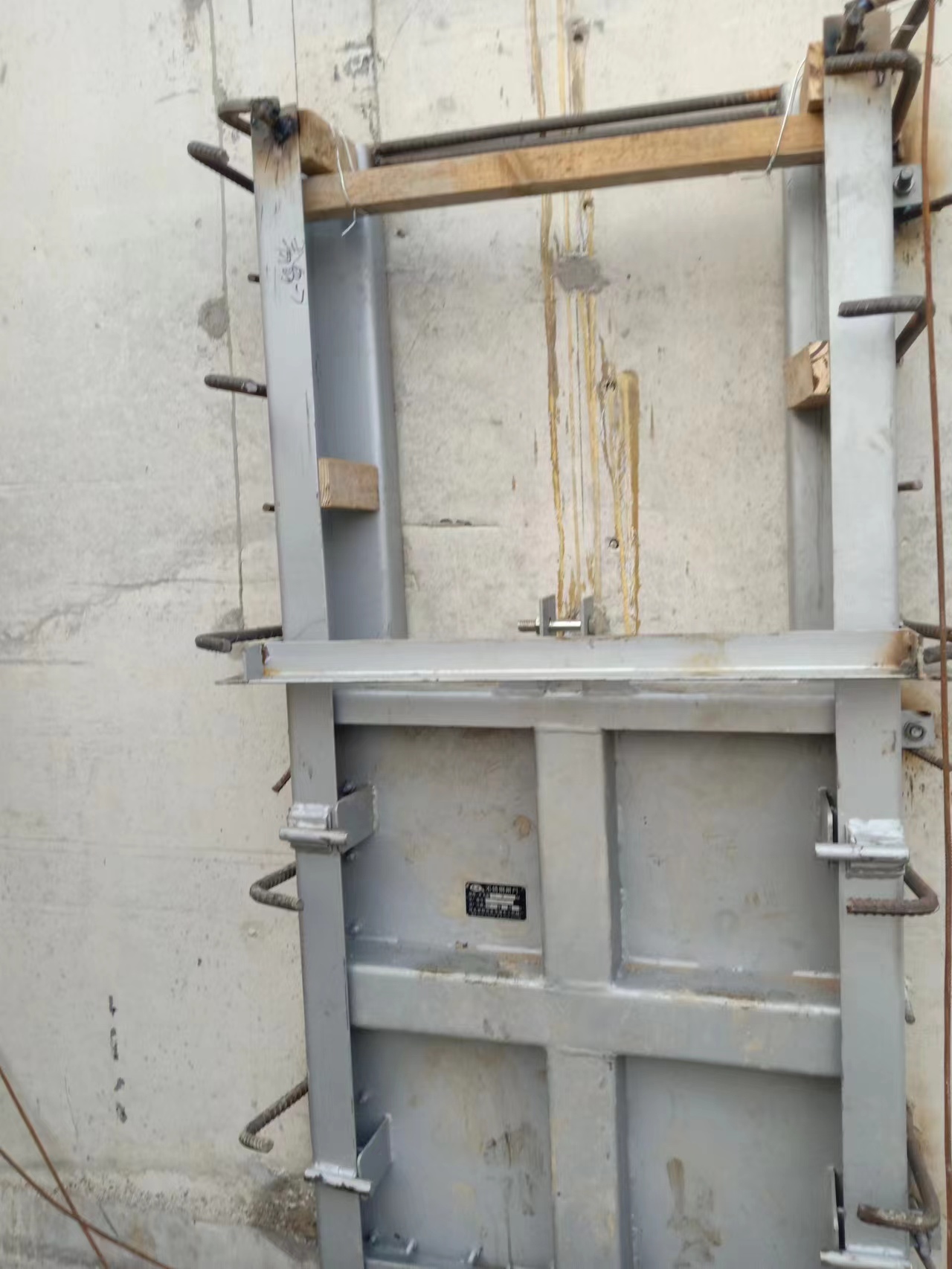 钢制闸门青岛弧形钢制闸门生产厂家(图1)