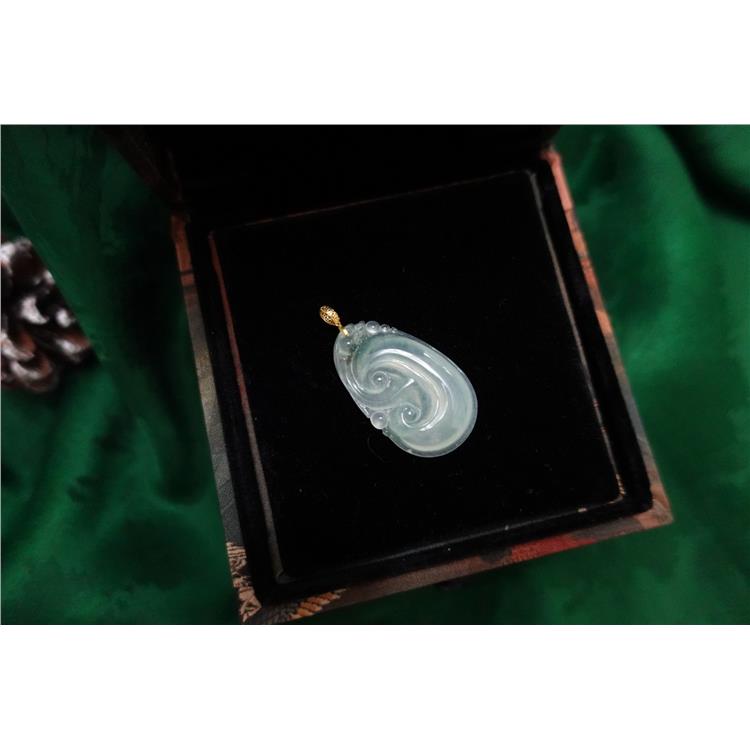 想买一件玉坠传承 冰种翡翠 上海晚香玉珠宝做您身边的美玉顾问