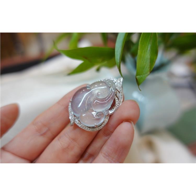 想买一件玉坠传承 静安区天然翡翠吊坠 怕欺骗 找晚香玉珠宝杨琴