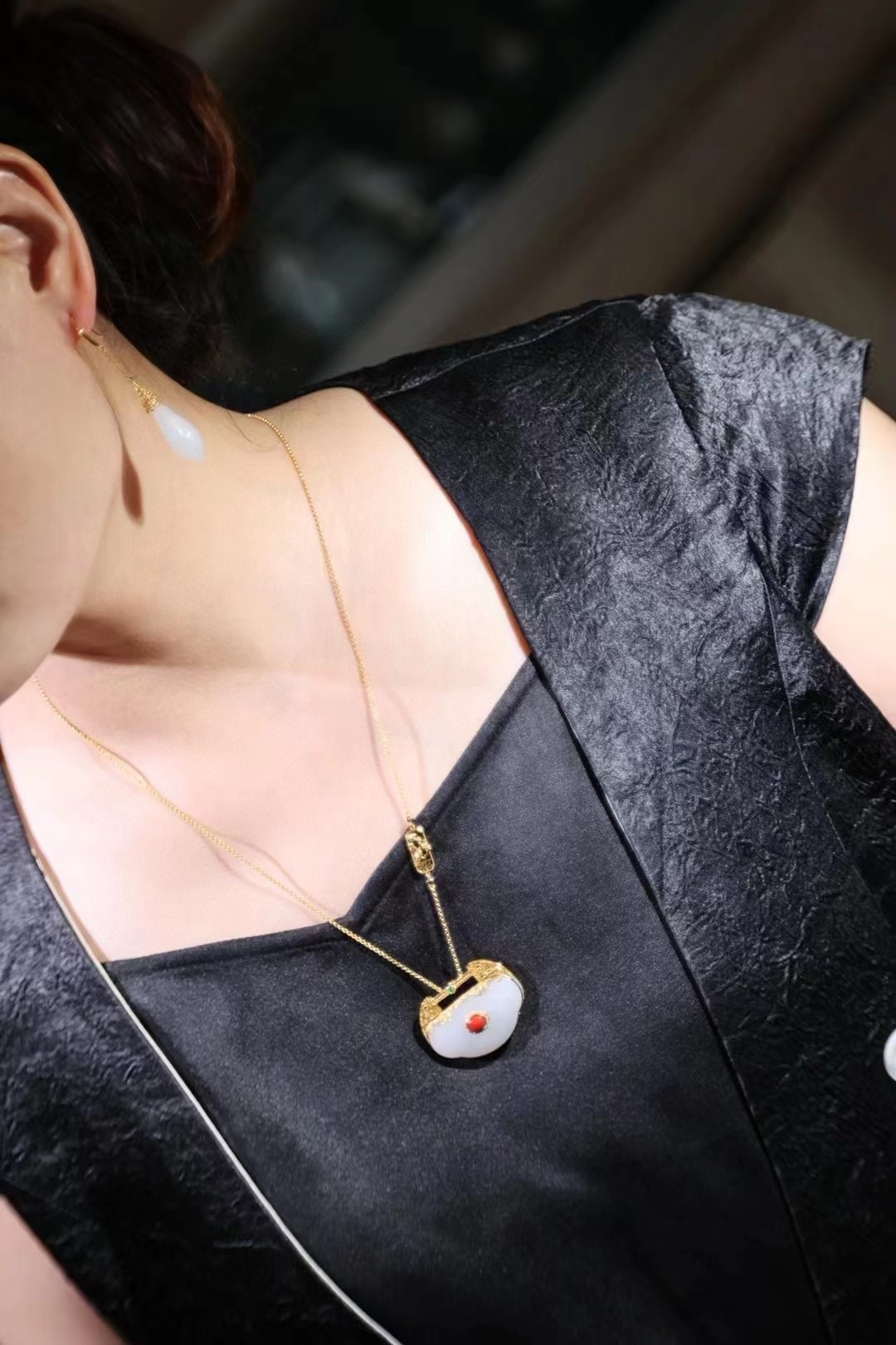 想买一件玉坠传承 杨浦区祈福翡翠挂件 怕欺骗 找晚香玉珠宝杨琴