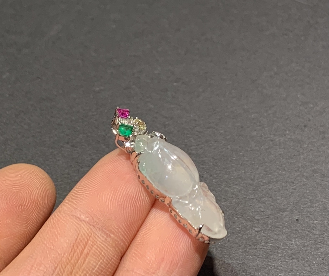 想买一件玉坠传承 长宁区祈福翡翠挂件 怕欺骗 找晚香玉珠宝杨琴