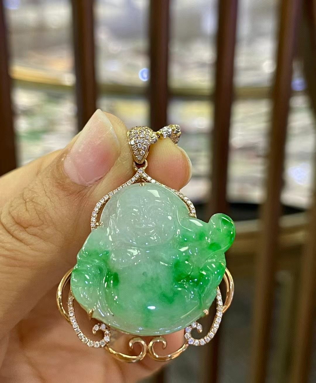 资深玉石顾问 天然翡翠吊坠 找晚香玉珠宝杨琴