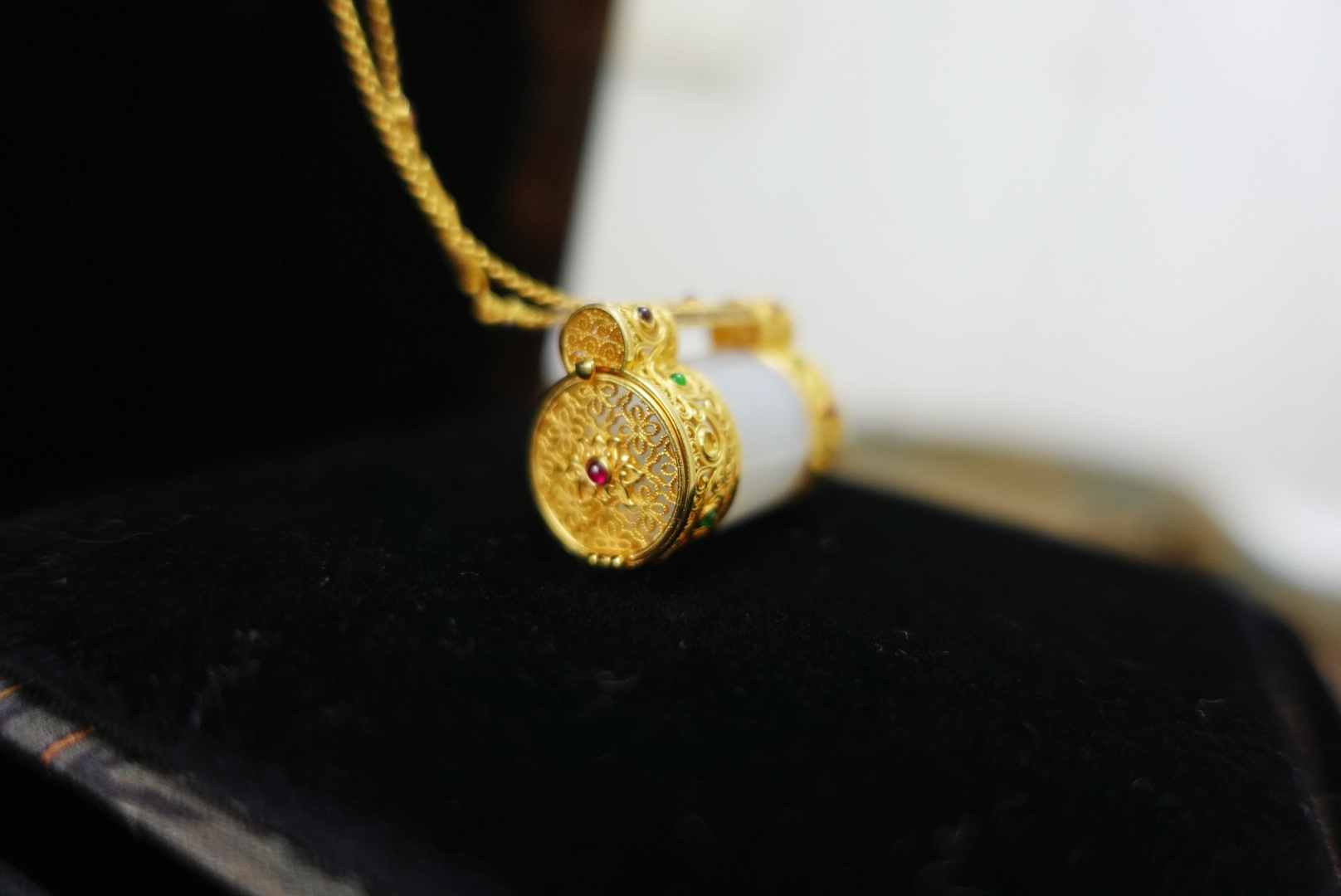 想买一件玉坠传承 长宁区祈福翡翠挂件 怕欺骗 找晚香玉珠宝杨琴