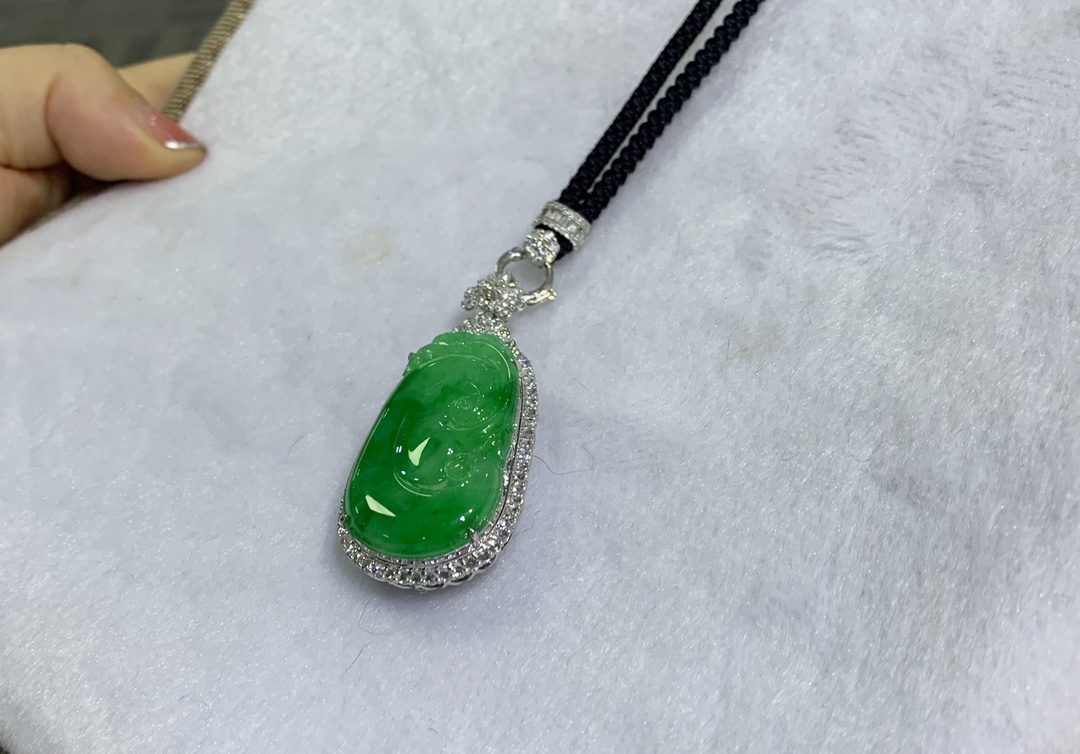 想买一件玉坠传承 杨浦区祈福翡翠挂件 怕欺骗 找晚香玉珠宝杨琴