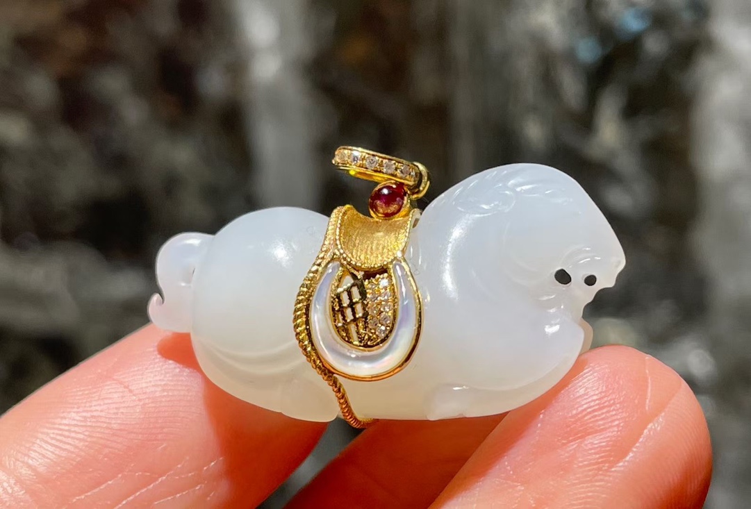 想买一件玉坠传承 松江区吉祥翡翠挂件 上海晚香玉喝茶品玉好去处