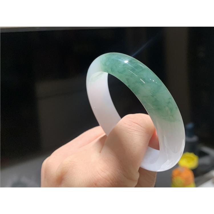 想买一件玉坠传承 杨浦区和田玉手镯 怕欺骗 找晚香玉珠宝杨琴