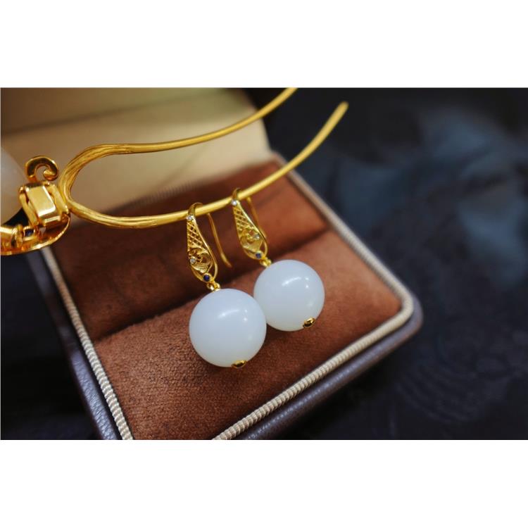 想买一件玉坠传承 浦东新区籽料耳钉 怕欺骗 找晚香玉珠宝杨琴