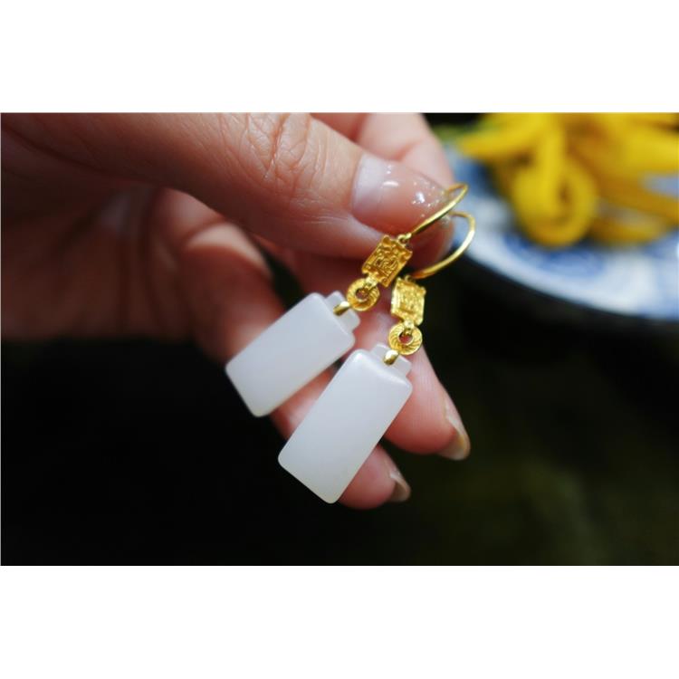 资深玉石顾问 杨浦区葫芦耳坠 上海晚香玉珠宝做您身边的美玉顾问