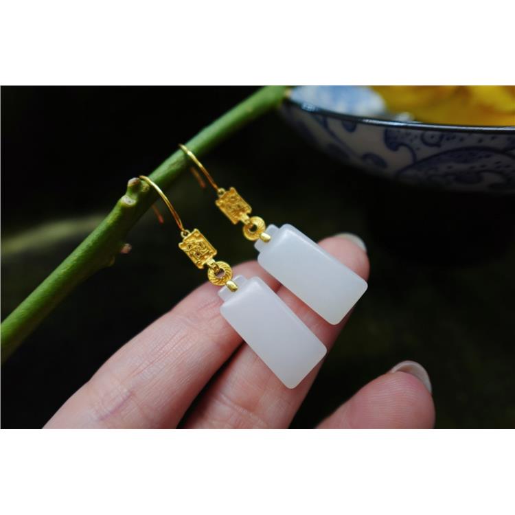 资深玉石顾问 翡翠耳坠 上海晚香玉珠宝爱玉之人喝茶赏玉好去处