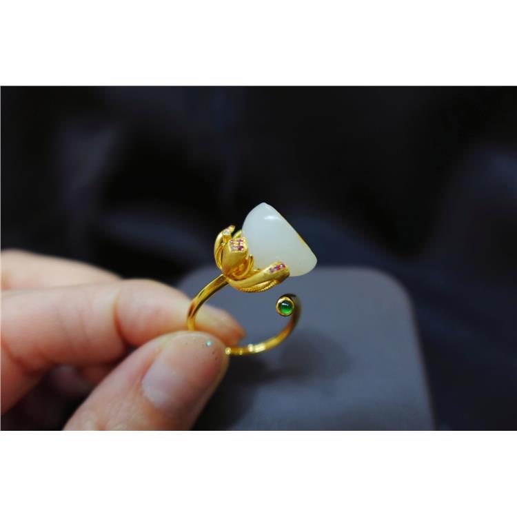 想买一件玉坠传承 普陀区翡翠戒指 找晚香玉珠宝杨琴