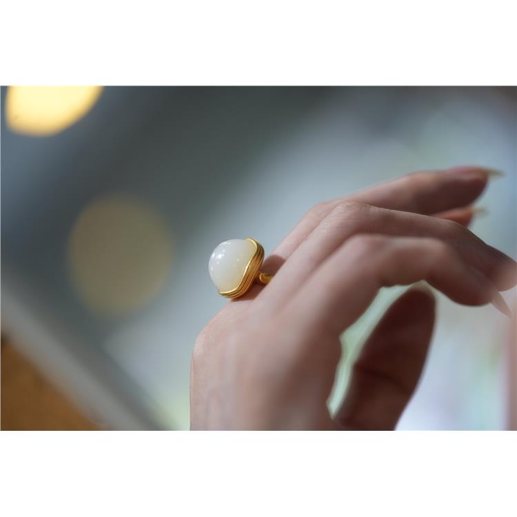 资深玉石顾问 蛋面戒指 对玉陌生想了解 找晚香玉珠宝老板杨琴
