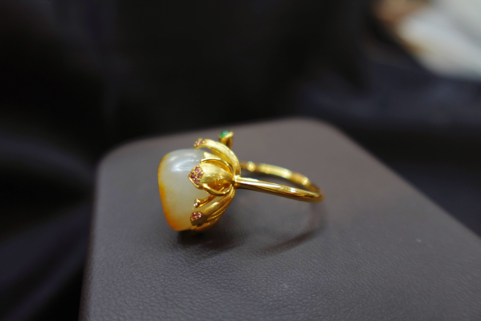 想买一件玉坠传承 普陀区翡翠戒指 找晚香玉珠宝杨琴