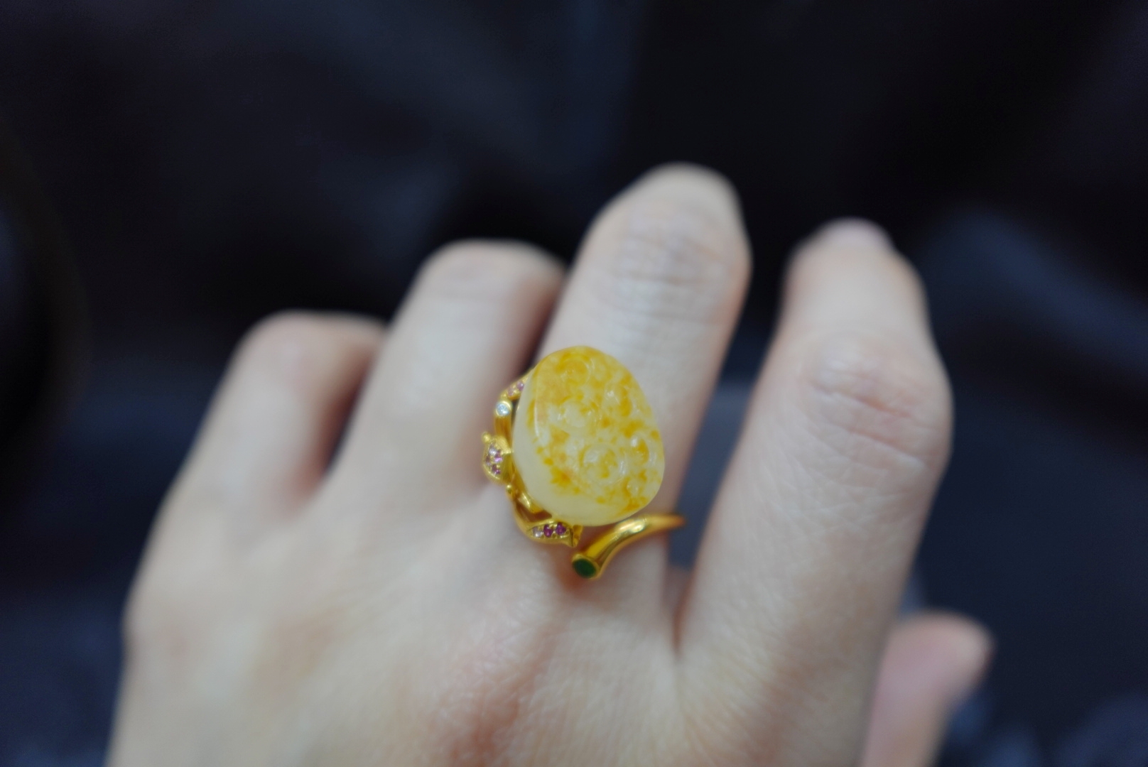 想买一件玉坠传承 普陀区和田玉扳指 怕欺骗 找晚香玉珠宝杨琴