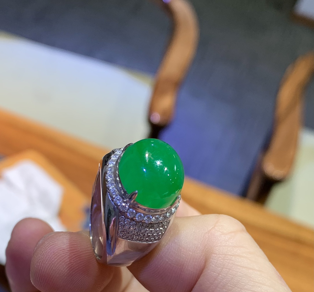 想买一件玉坠传承 闵行区翡翠戒指 找晚香玉珠宝杨琴