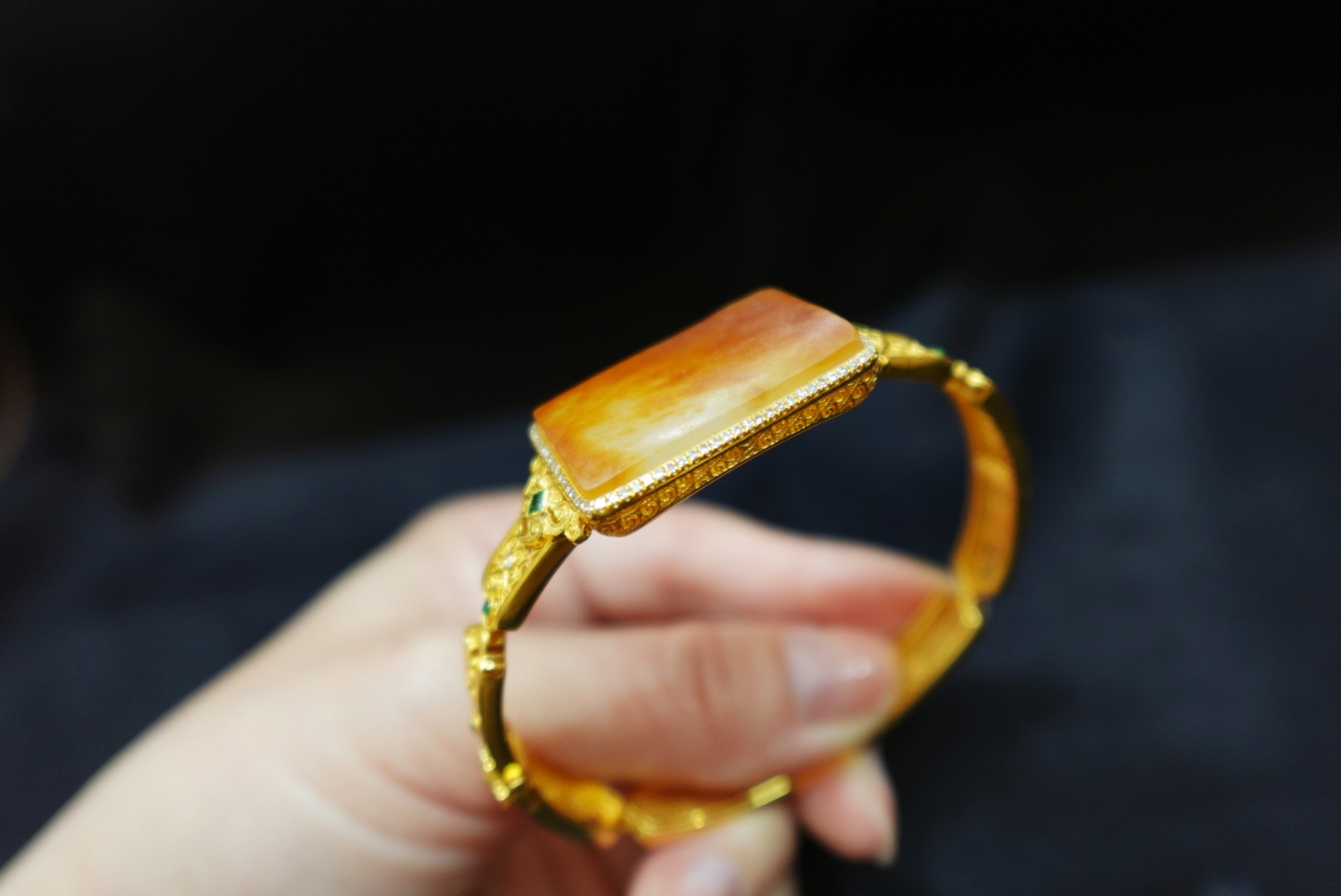 想买一件玉坠传承 上海黄浦区黄玉手镯 上海晚香玉喝茶品玉好去处