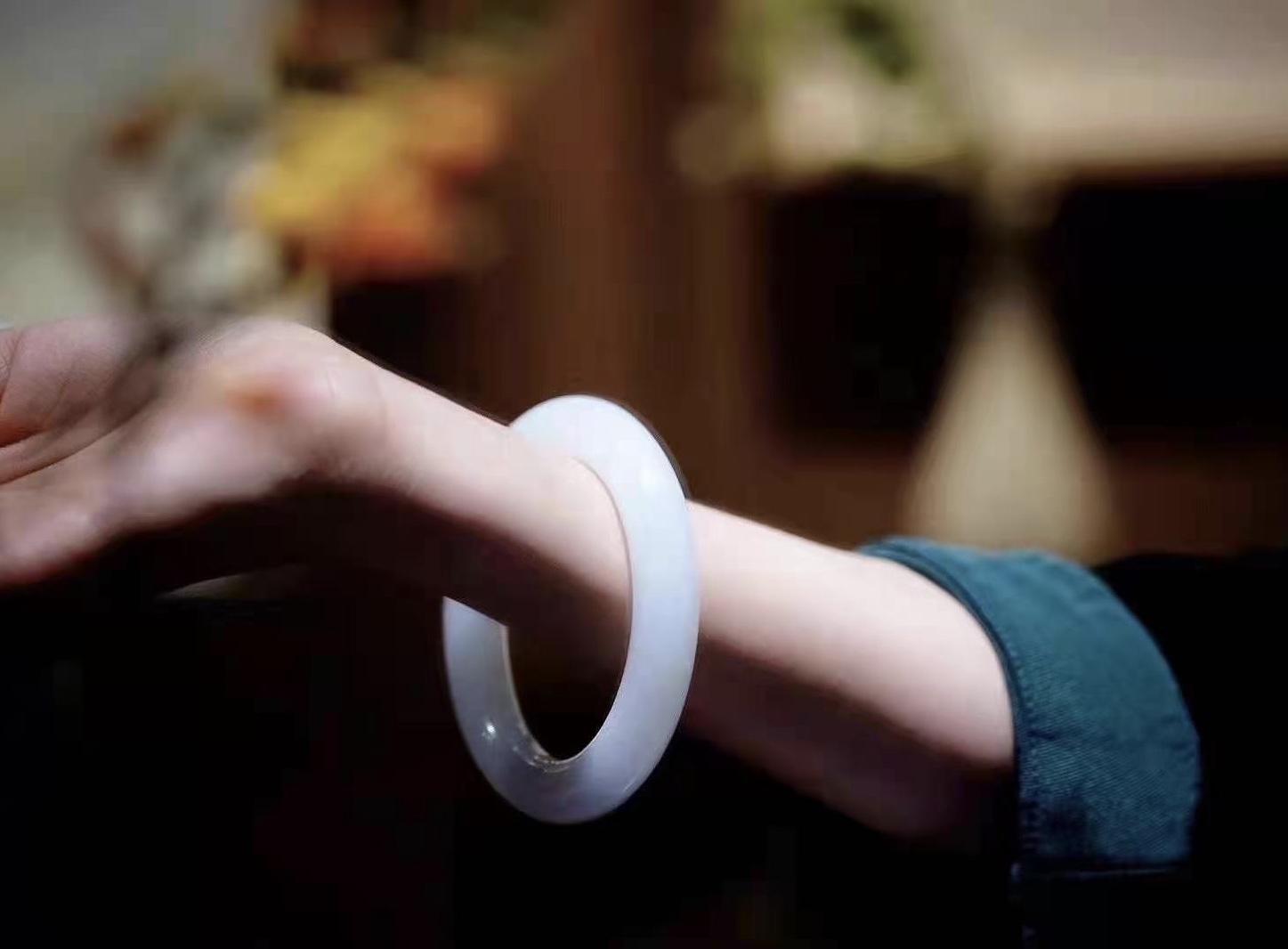 想买一件玉坠传承 上海黄浦区黄玉手镯 上海晚香玉喝茶品玉好去处