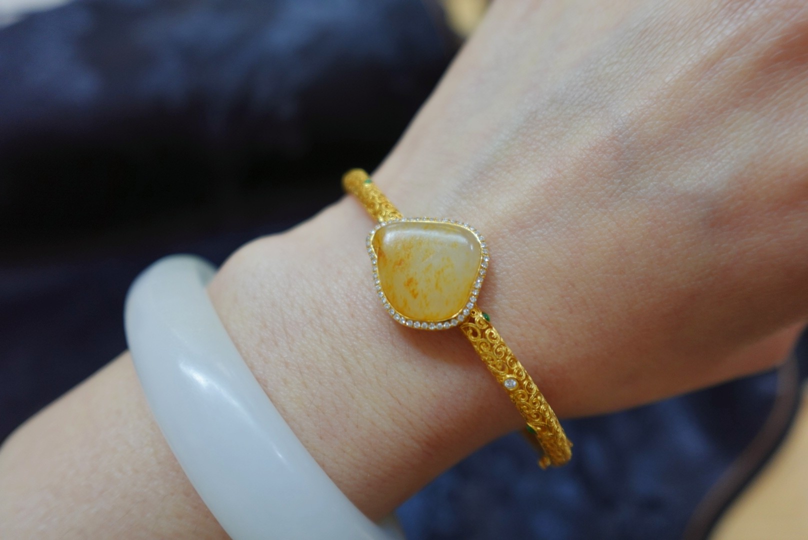 想买一件玉坠传承 杨浦区羊脂白玉手镯 上海晚香玉喝茶品玉好去处