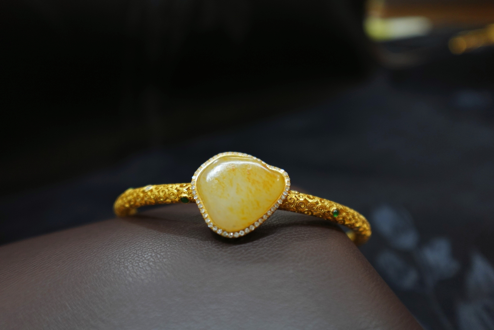 想买一件玉坠传承 虹口区白玉手镯 找晚香玉珠宝杨琴