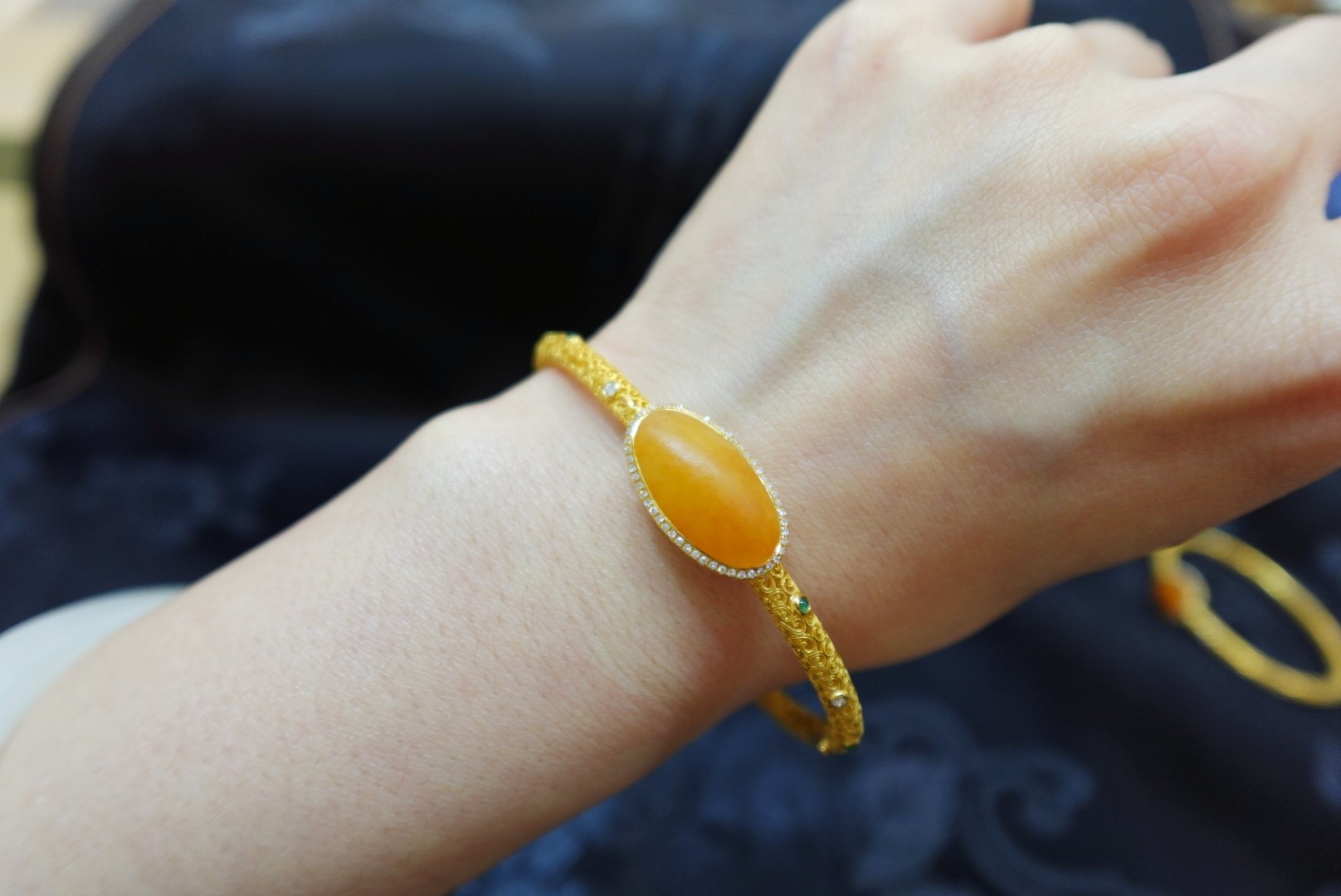 想买一件玉坠传承 白玉手镯 比源头还靠谱的上海晚香玉珠宝店