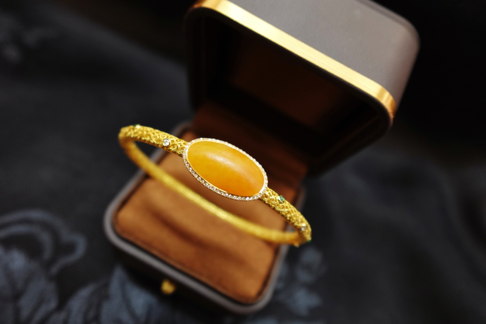 想买一件玉坠传承 白玉手镯 比源头还靠谱的上海晚香玉珠宝店