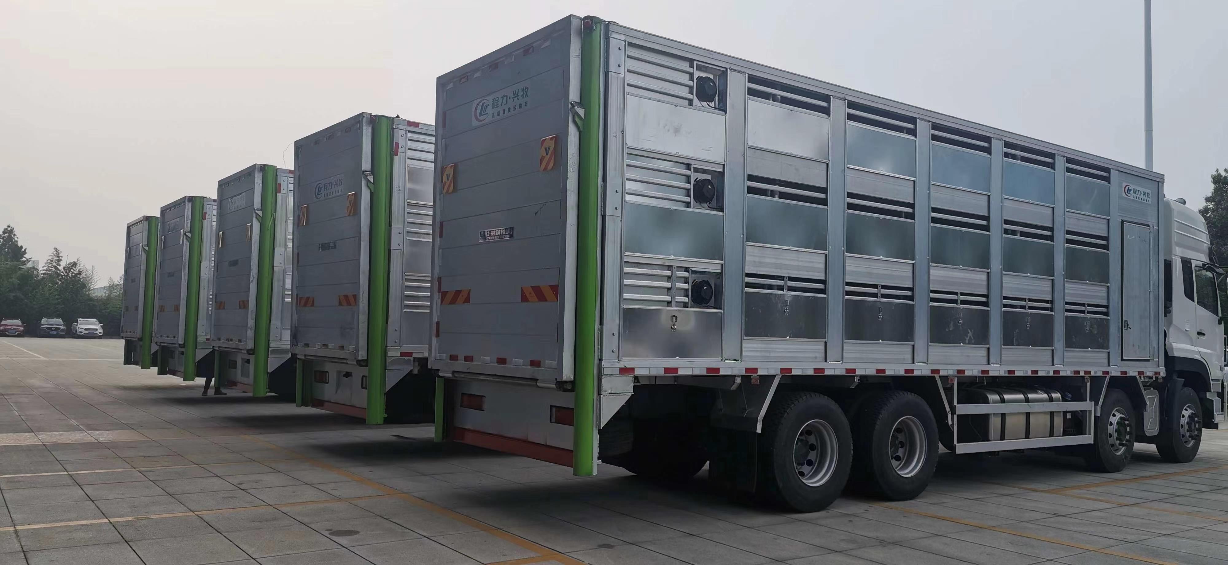 活禽运输车是我公司精心研究的一款适用于猪场,鸡场,牛,羊等养殖场