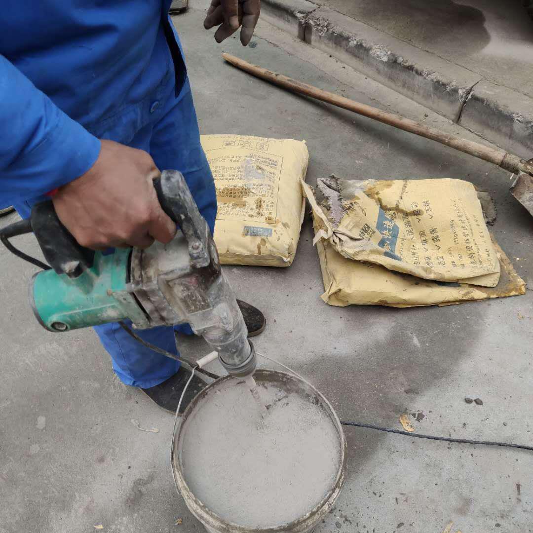 聊城高强路面修补料厂家驾校操场露石子修补