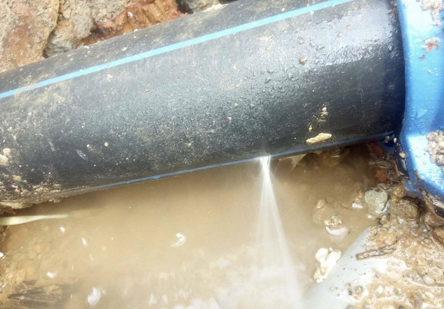 水管漏水照片图片