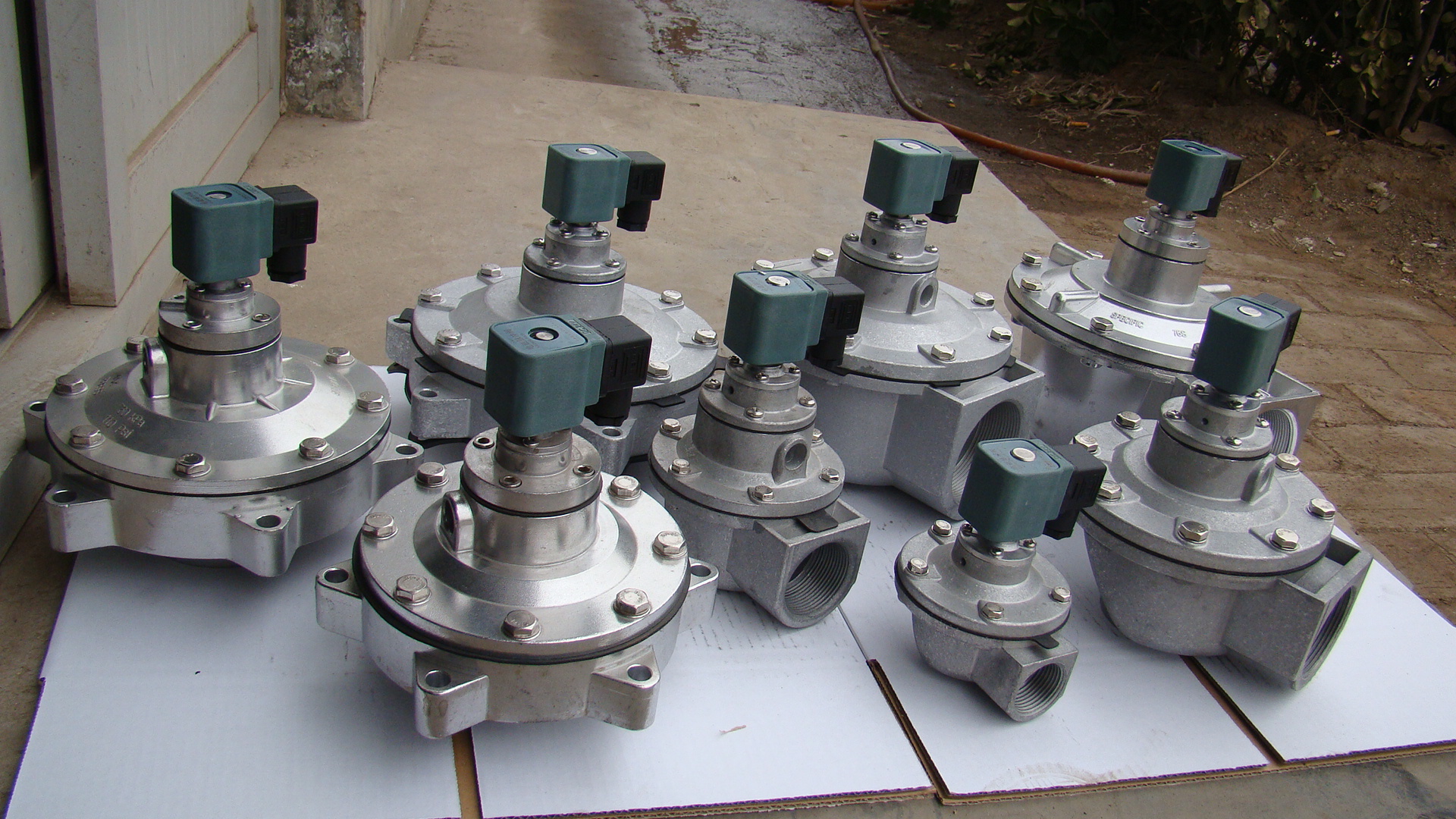 器主要由灰斗,过滤室,净气室,支架,提升阀,喷吹清灰装置等部分组成