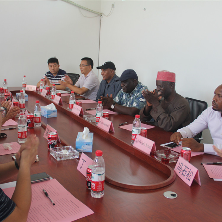 印尼客户交谈 液压翻板闸门中