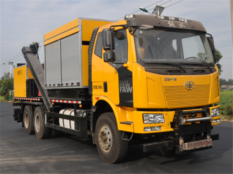 沥青冷拌摊铺养护车 沥青路面综合养护车多功能沥青路面养护车