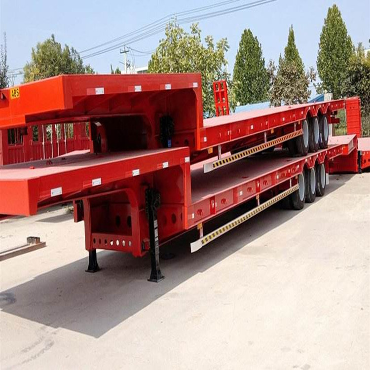 云南卖外漏式钩机板半挂车-优质勾机板爬梯样式-高配置钩机板