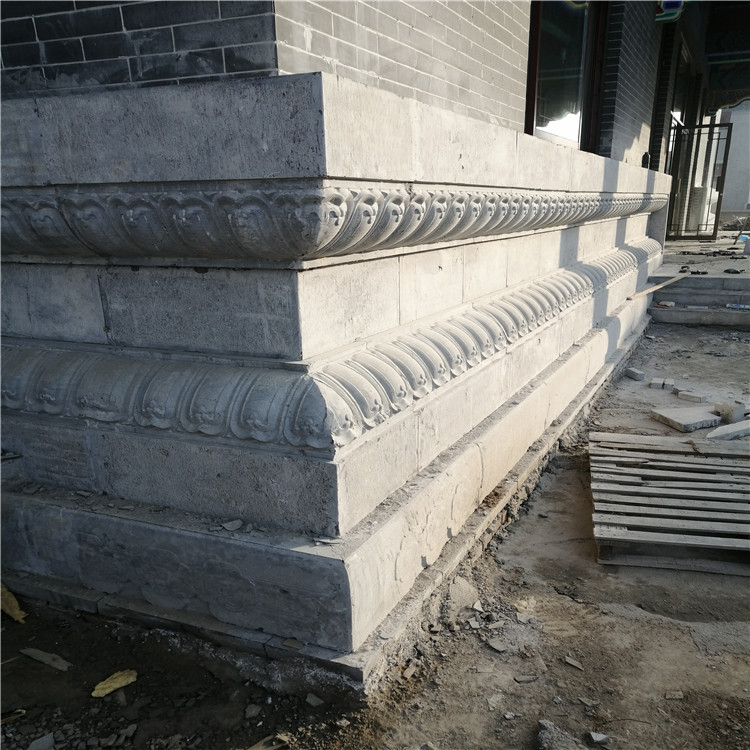 也来到了这块风水宝地,正因为中国古建筑本来就有着显著的台基,须弥座