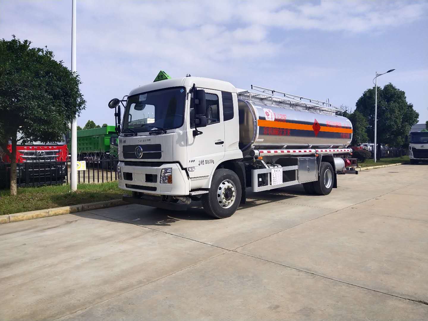 四川甘孜藏族自治州东风天锦12吨油罐车厂家直销