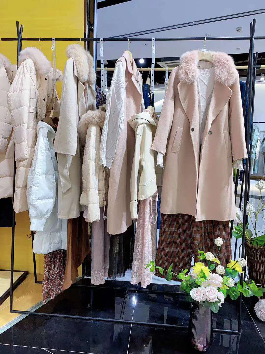 唯唯女装 唯唯羽绒服 清仓品牌女装批发 郑州世贸商城