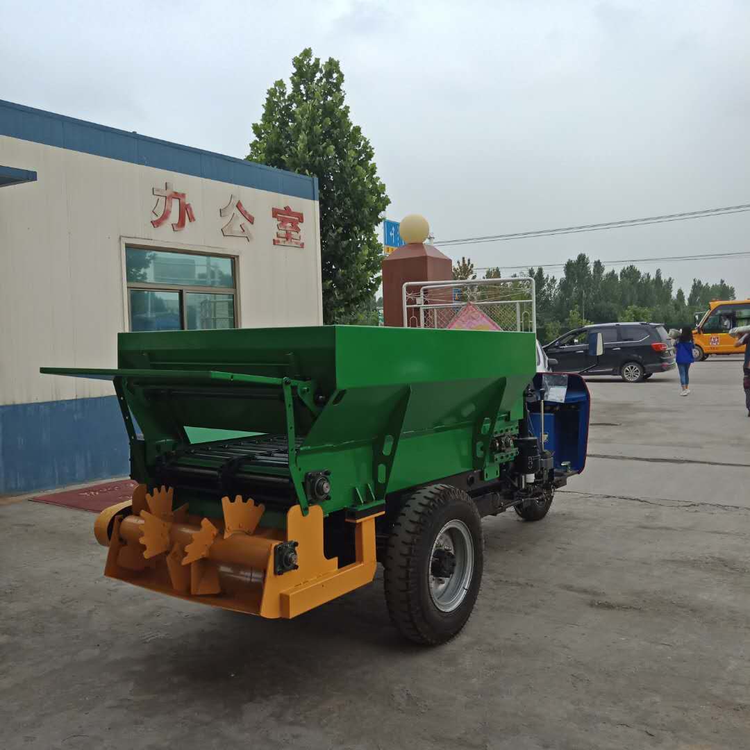 甘肃山西果园里的撒粪机子 柴油自走式撒粪车价格